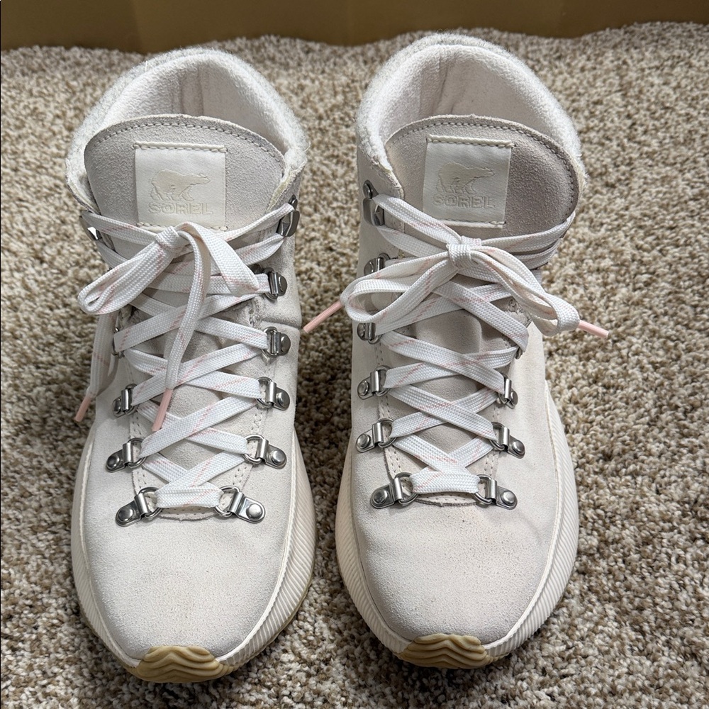 Size 9- Sorel: Out N About III Conquest in Chalk & Sea Salt